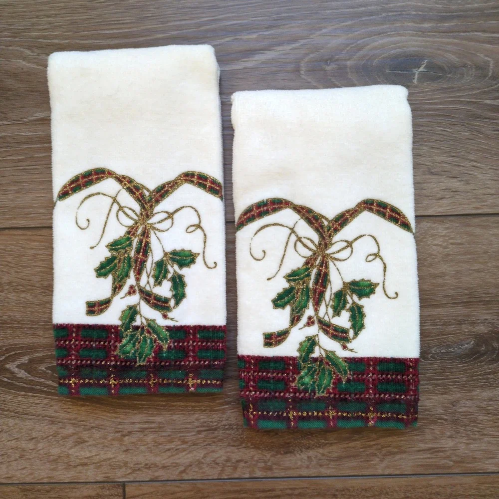 Lenox Holiday Nouveau Fingertip Towels Christmas Holly Mistletoe Plaid Set of 2